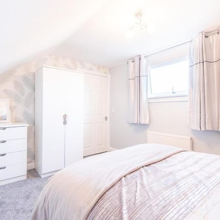 אנגוס Bright, Fresh, Renovated 3 Bedroom Apartment In The Heart Of Montrose מראה חיצוני תמונה