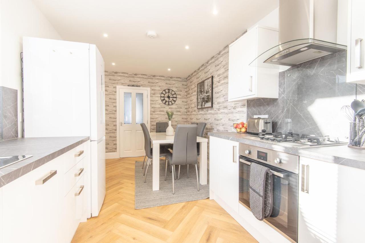 אנגוס Bright, Fresh, Renovated 3 Bedroom Apartment In The Heart Of Montrose מראה חיצוני תמונה