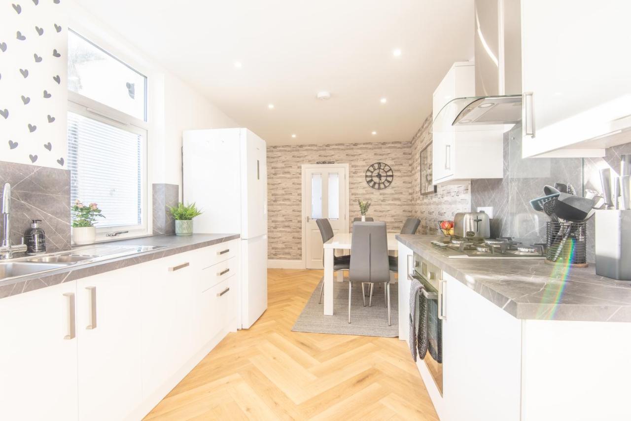 אנגוס Bright, Fresh, Renovated 3 Bedroom Apartment In The Heart Of Montrose מראה חיצוני תמונה