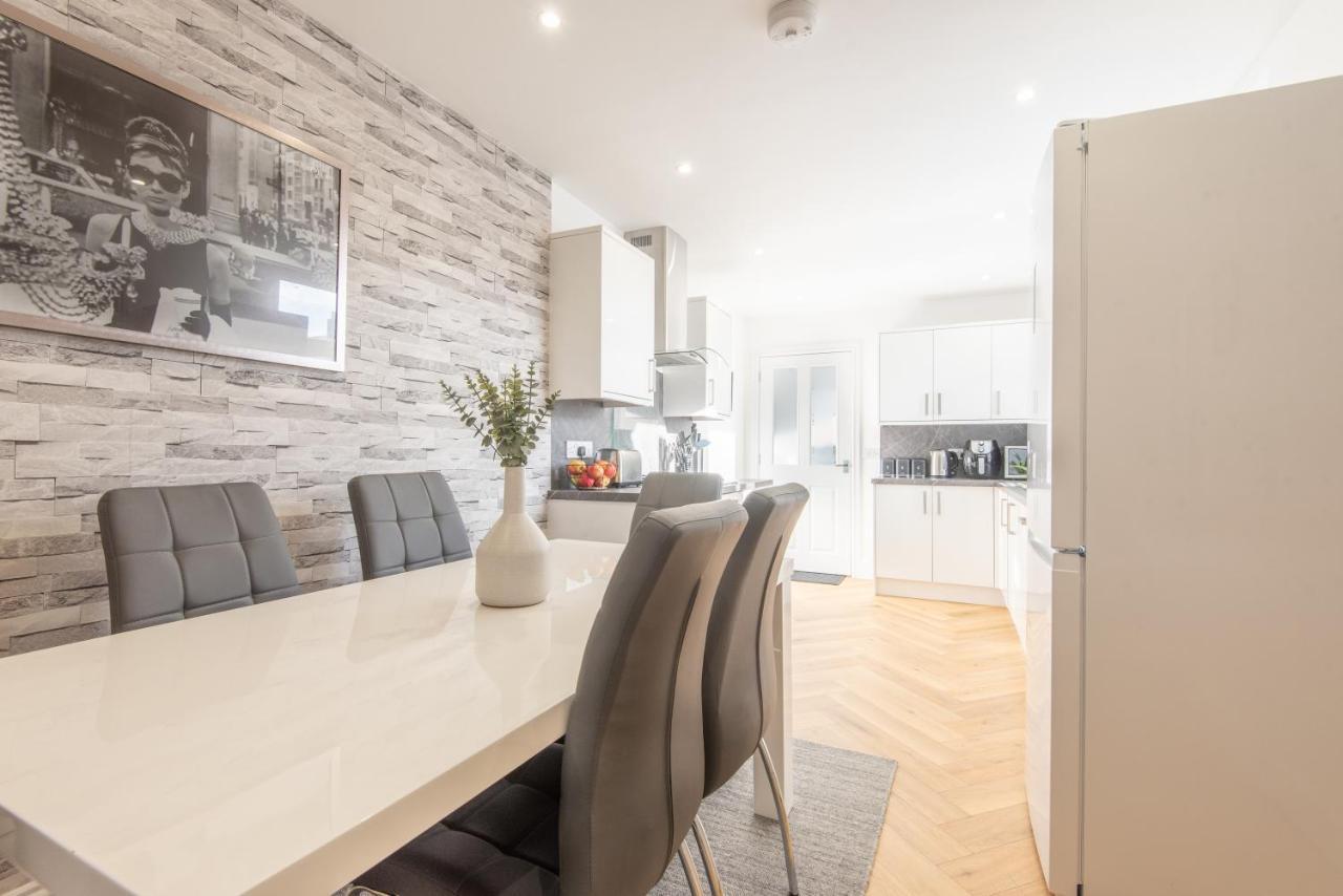 אנגוס Bright, Fresh, Renovated 3 Bedroom Apartment In The Heart Of Montrose מראה חיצוני תמונה