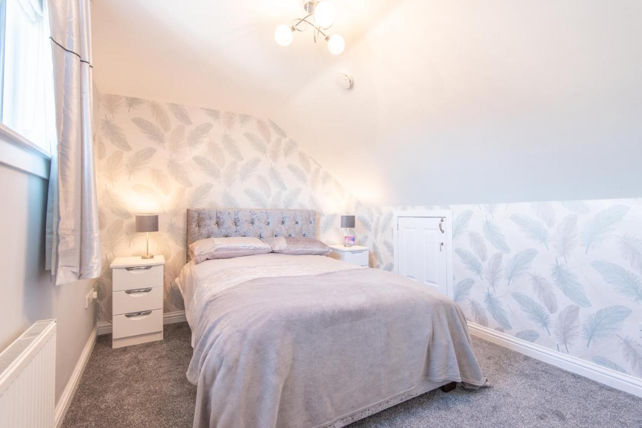 אנגוס Bright, Fresh, Renovated 3 Bedroom Apartment In The Heart Of Montrose מראה חיצוני תמונה