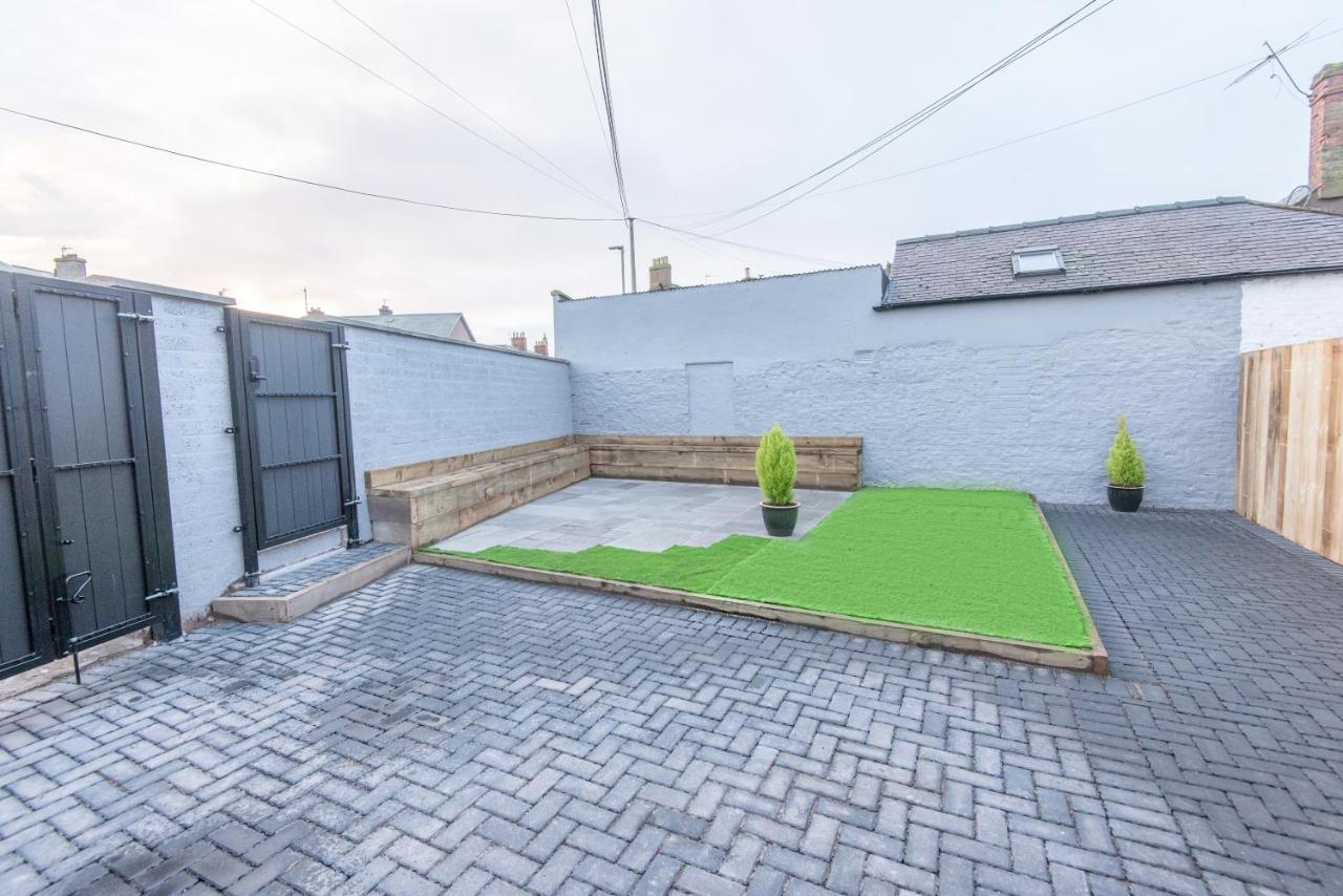 אנגוס Bright, Fresh, Renovated 3 Bedroom Apartment In The Heart Of Montrose מראה חיצוני תמונה
