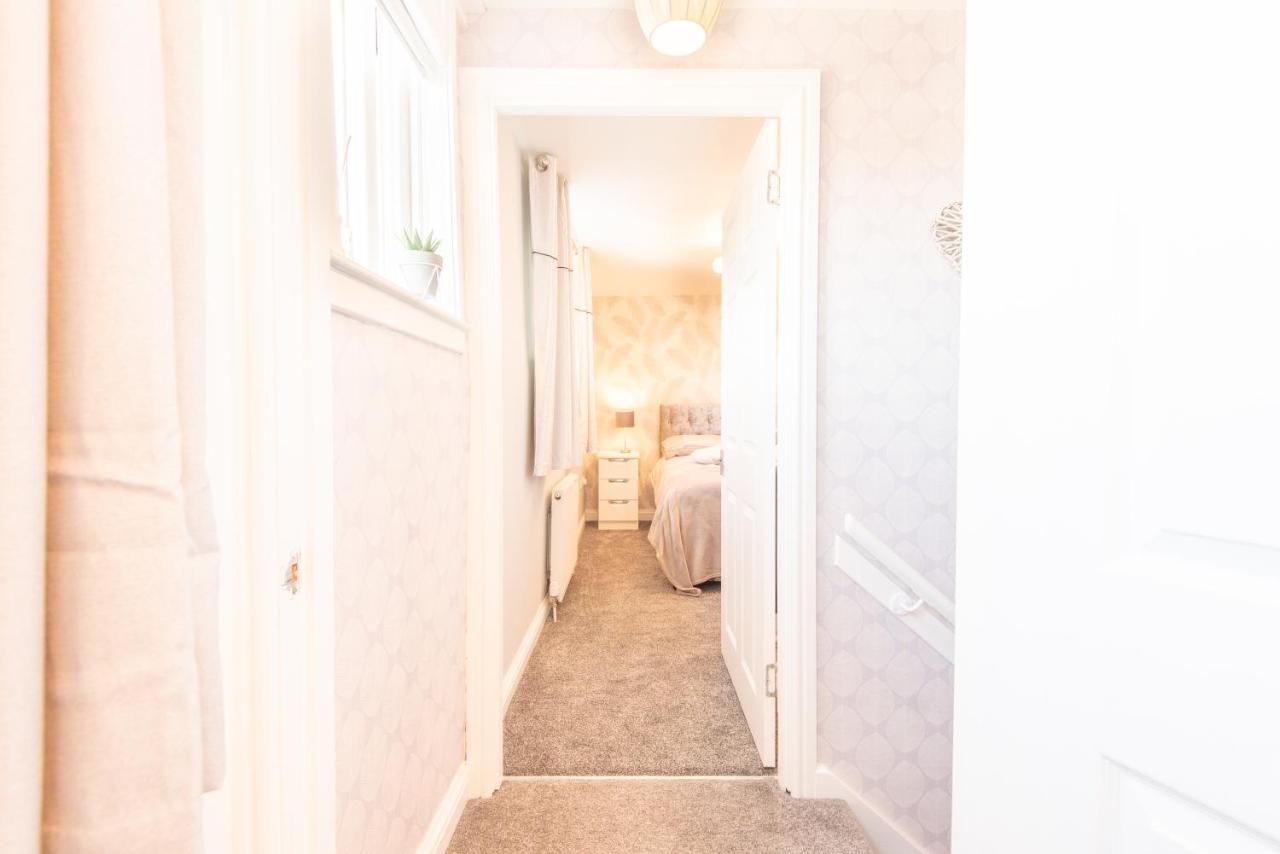 אנגוס Bright, Fresh, Renovated 3 Bedroom Apartment In The Heart Of Montrose מראה חיצוני תמונה