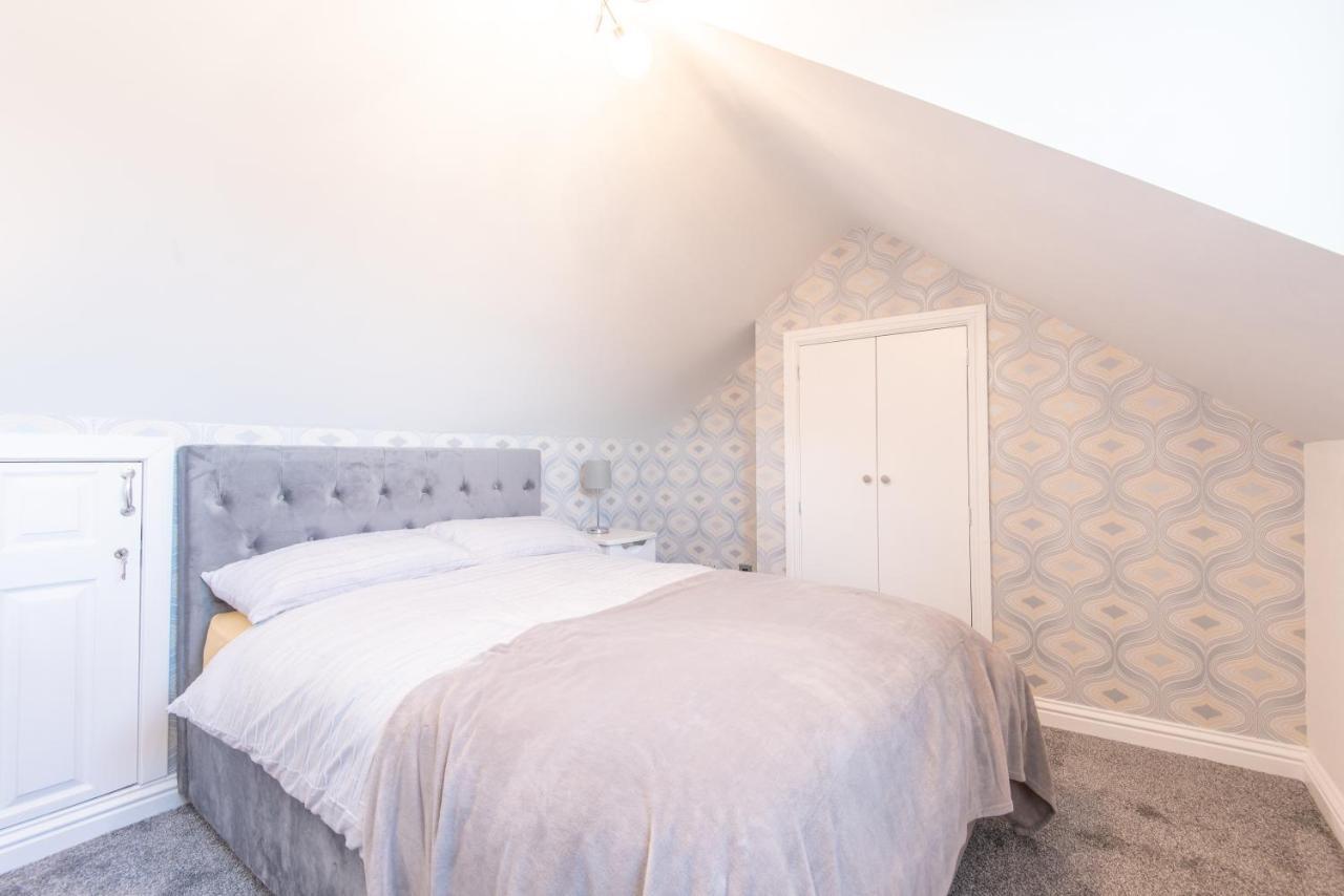 אנגוס Bright, Fresh, Renovated 3 Bedroom Apartment In The Heart Of Montrose מראה חיצוני תמונה