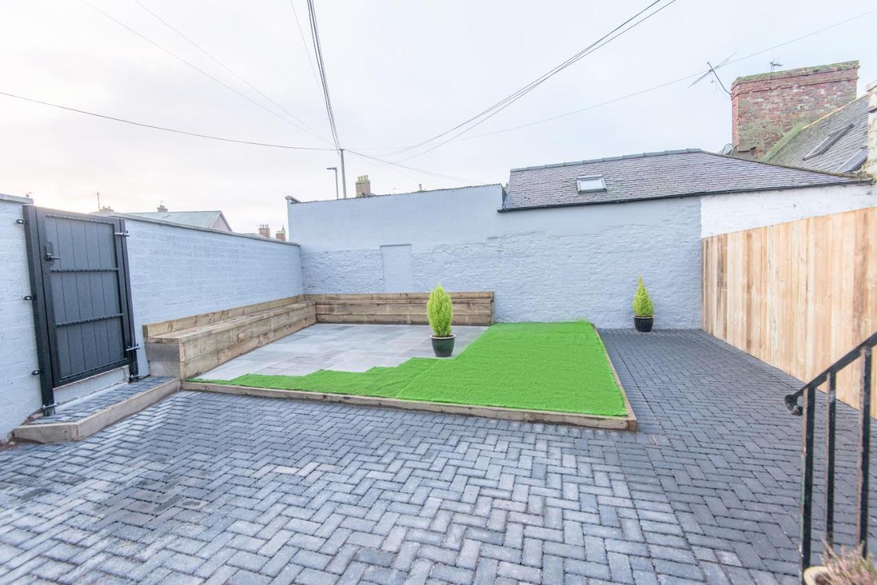 אנגוס Bright, Fresh, Renovated 3 Bedroom Apartment In The Heart Of Montrose מראה חיצוני תמונה