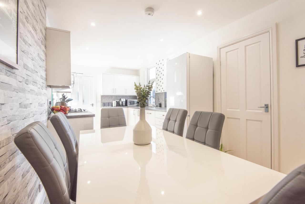 אנגוס Bright, Fresh, Renovated 3 Bedroom Apartment In The Heart Of Montrose מראה חיצוני תמונה