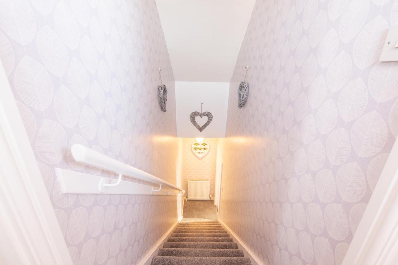 אנגוס Bright, Fresh, Renovated 3 Bedroom Apartment In The Heart Of Montrose מראה חיצוני תמונה