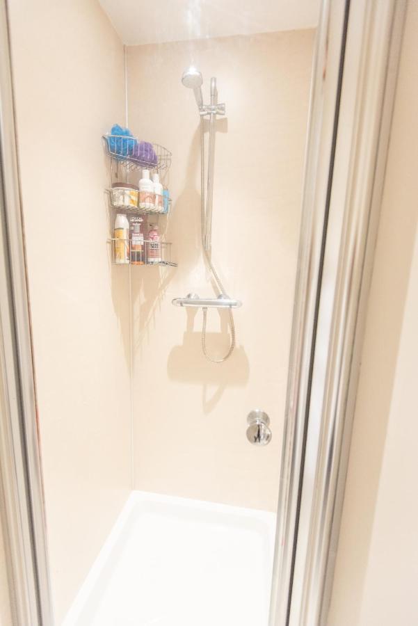 אנגוס Bright, Fresh, Renovated 3 Bedroom Apartment In The Heart Of Montrose מראה חיצוני תמונה